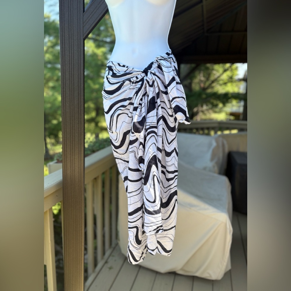 NWOT Black & White Beach Sarong, OS